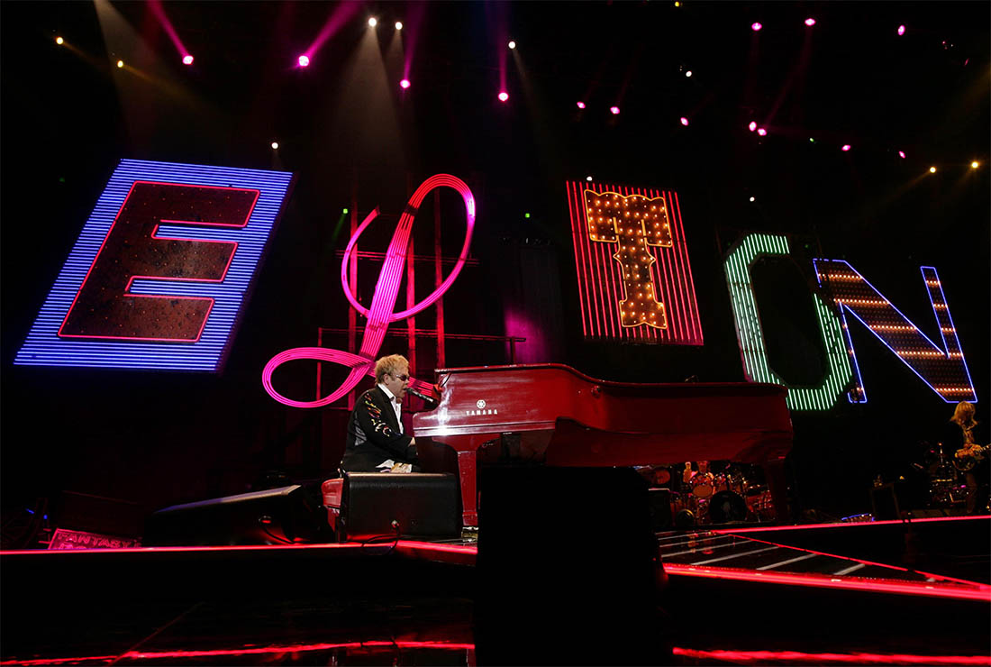 Элтон Джон объявил о завершении гастрольной деятельности, но он не заканчивает с музыкой. Сейчас певцу 70 лет, из них на сцене он провел более пятидесяти.