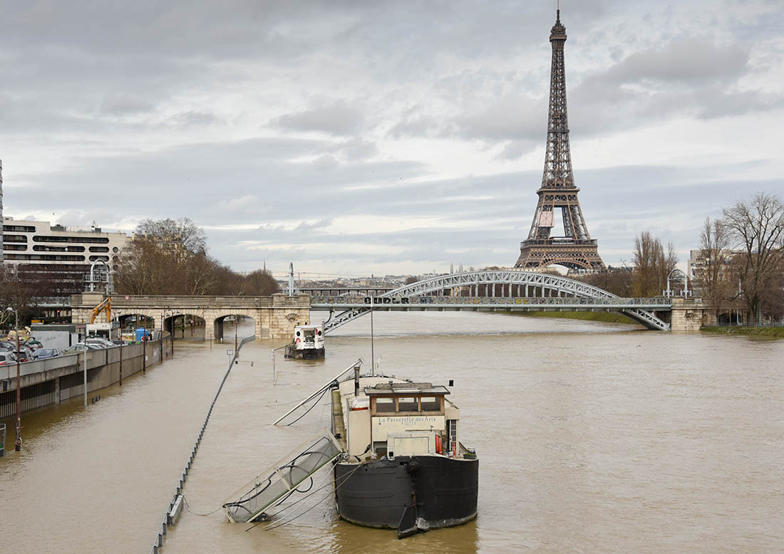 Какая река сена. Река сена в Париже. Сена река Париж наводнение. Париж с воды. Париж под водой.