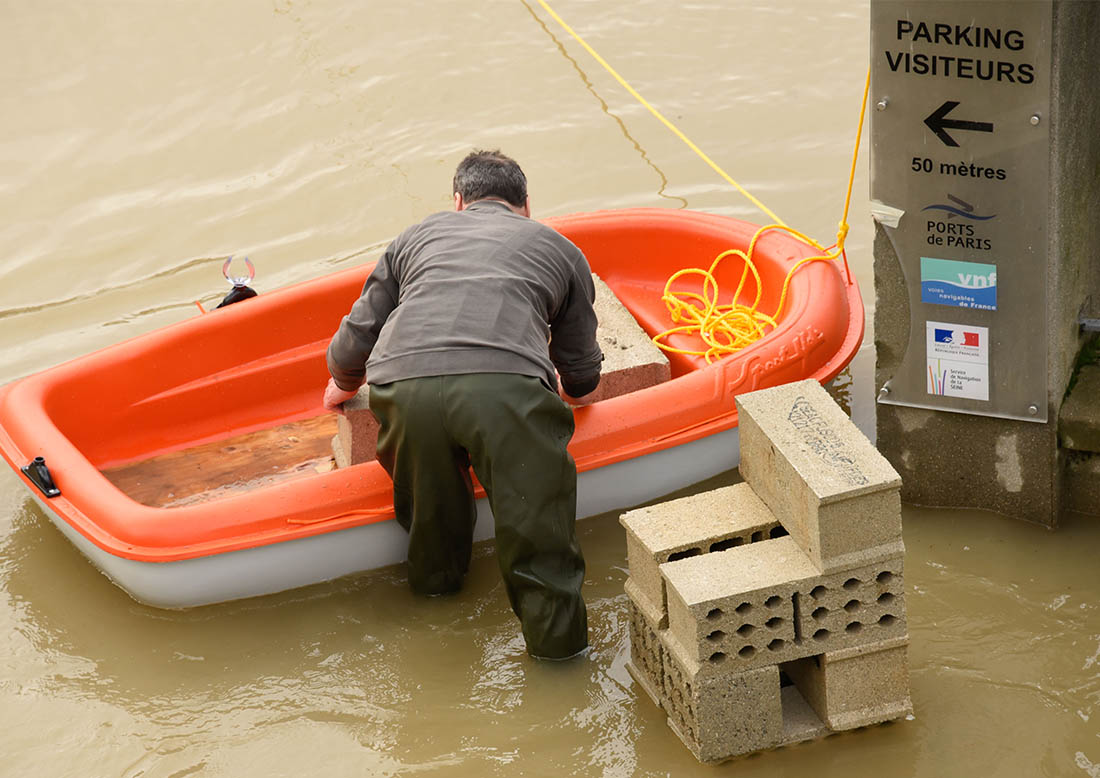 В результате выхода из берегов Сены оказались затоплены многие дороги
