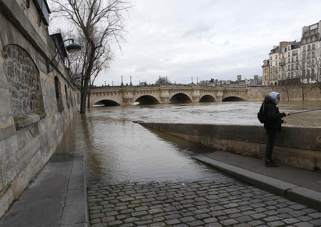 В Лувре предприняты чрезвычайные меры, чтобы предотвратить ущерб от воды для экспонатов