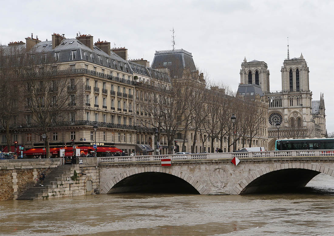 Из-за наводнения закрыты нескольких железнодорожных станций, отменены круизы по Сене, не работают некоторые крупные музеи