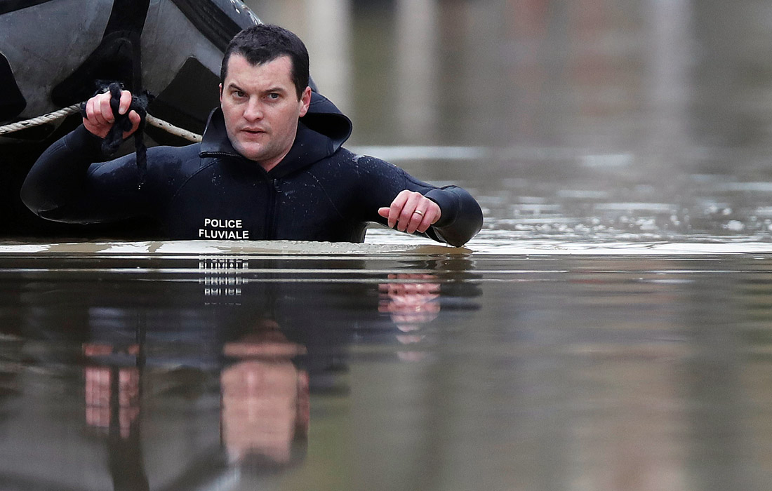 Не только столичный французский регион столкнулся с проблемой наводнений: местные метеорологические службы объявили повышенный уровень опасности в 23 французских департаментах