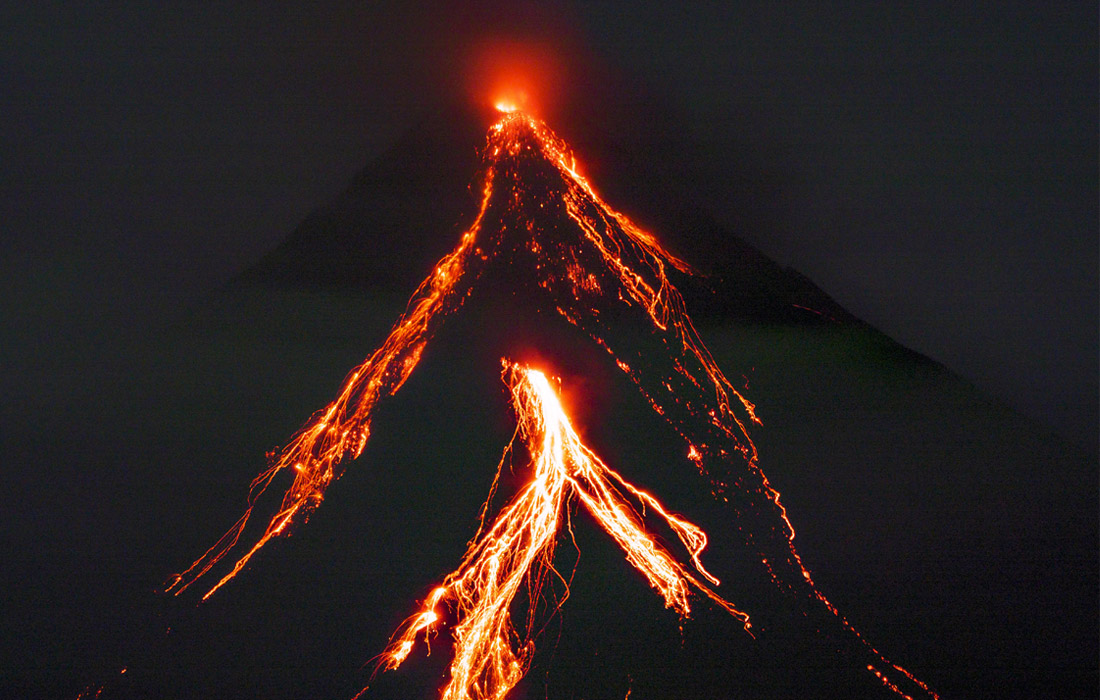 Вулкан Майон, расположенный на Филиппинах, продолжает извергать горячую лаву и пепел. Майон начал проявлять активность с 13 января. Из-за пробуждения вулкана свои дома были вынуждены покинуть более 60 тысяч жителей близлежащих городов и деревень. Его первое извержение было зафиксировано в 1616 году, а самое смертоносное произошло в 1814 году: тогда погибли 1,2 тыс. человек.