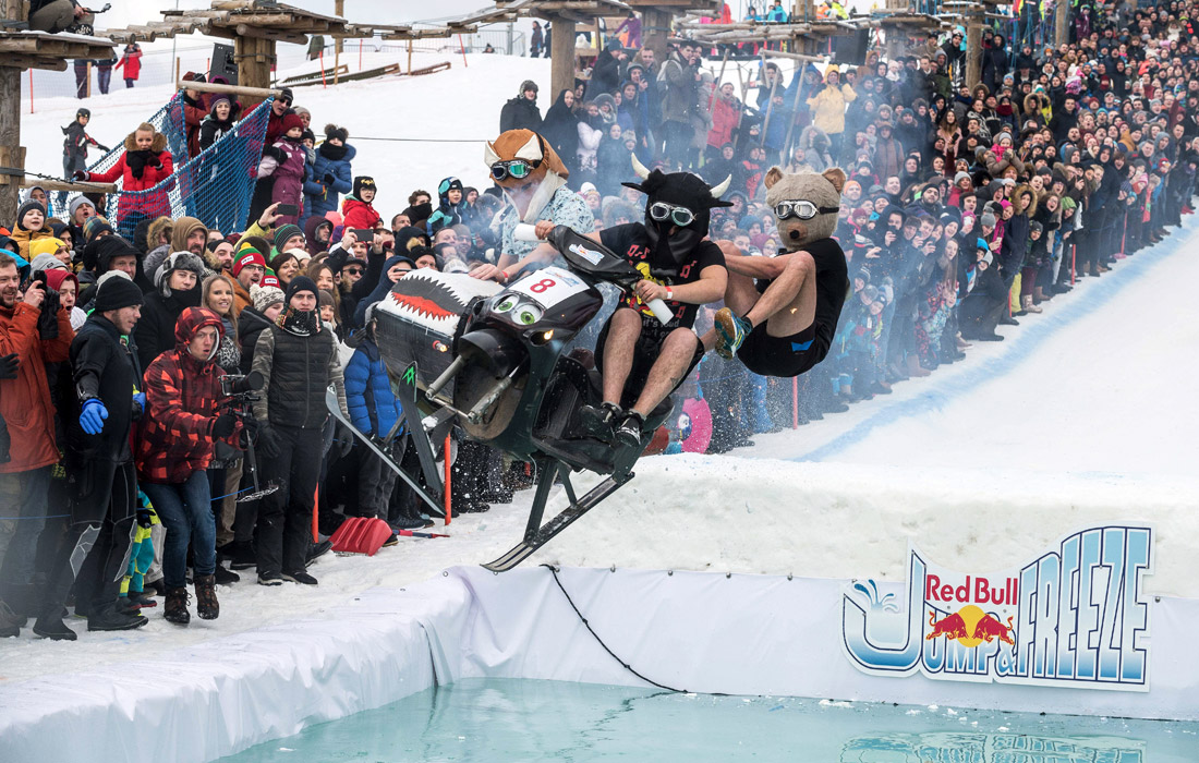 В Вильнюсе прошло соревнование Red Bull Jump & Freeze, которое традиционно собирает экстремалов, желающих на большой скорости окунуться в бассейн с ледяной водой