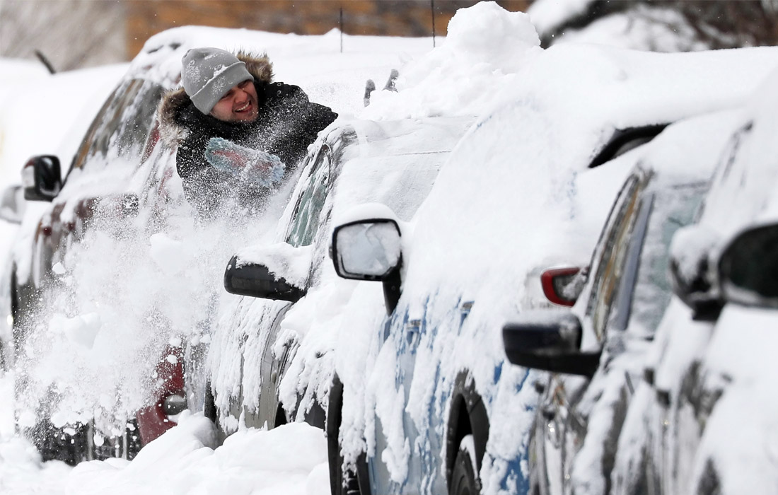Самые мощные за всю историю метеонаблюдений снегопады обрушили на Москву за двое суток 122% месячной нормы осадков, которая в феврале составляет 36 мм. Высота снежного покрова в городе с утра субботы к 9:00 понедельника увеличилась с 32 до 55 см и достигла максимального значения за нынешнюю зиму. Власти столицы призвали всех владельцев машин отказаться от поездок на личных автомобилях и пересесть на общественный транспорт.