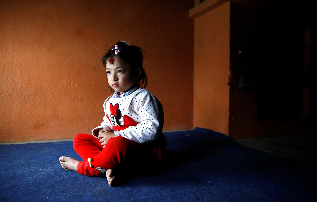 В Непале избрали новую Кумари - телесное воплощение богини Таледжу. Ею стала 5-летняя Нихира Байрачарья, которая вскоре покинет свой дом и поселится во дворце Кумари Гхар в центре Катманду. В Непале называться земным воплощением богини могут только девочки без изъянов на коже, обладающие безупречными зубами, глазами и волосами и не боящиеся темноты. Титул живой богини теряют с наступлением половой зрелости. По традиции, Кумари ведут уединенный образ жизни, покидая свой дворец всего несколько раз в году во время религиозных фестивалей.