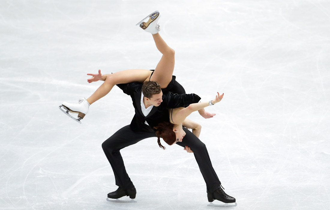 Пара танцоров Екатерина Боброва/Дмитрий Соловьев завоевала золото Олимпиады-2014 в Сочи в командных соревнованиях