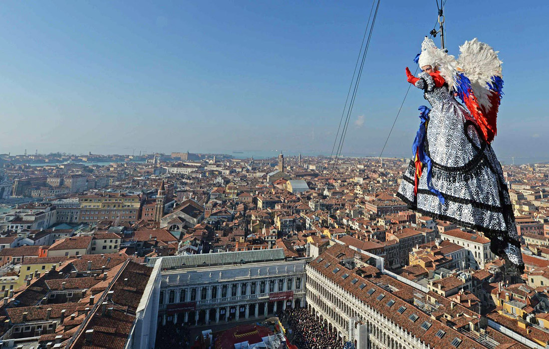 В Венеции проходит ежегодный костюмированный праздник в преддверии Великого поста