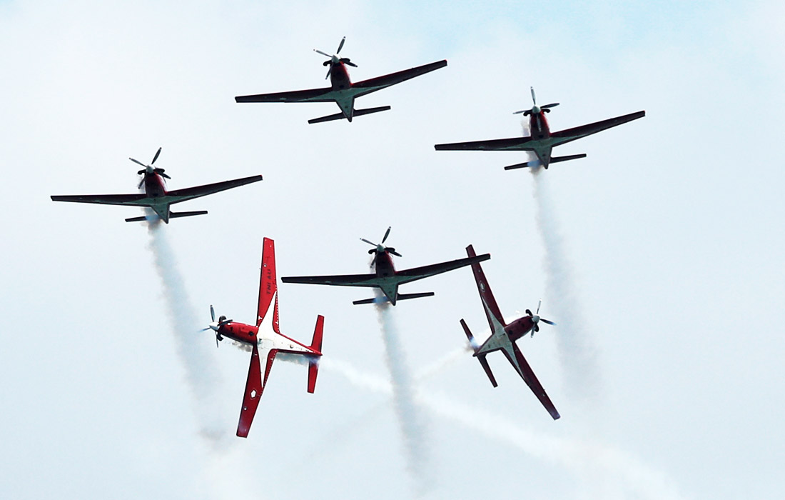 Выступление пилотажной группы индонезийских ВВС