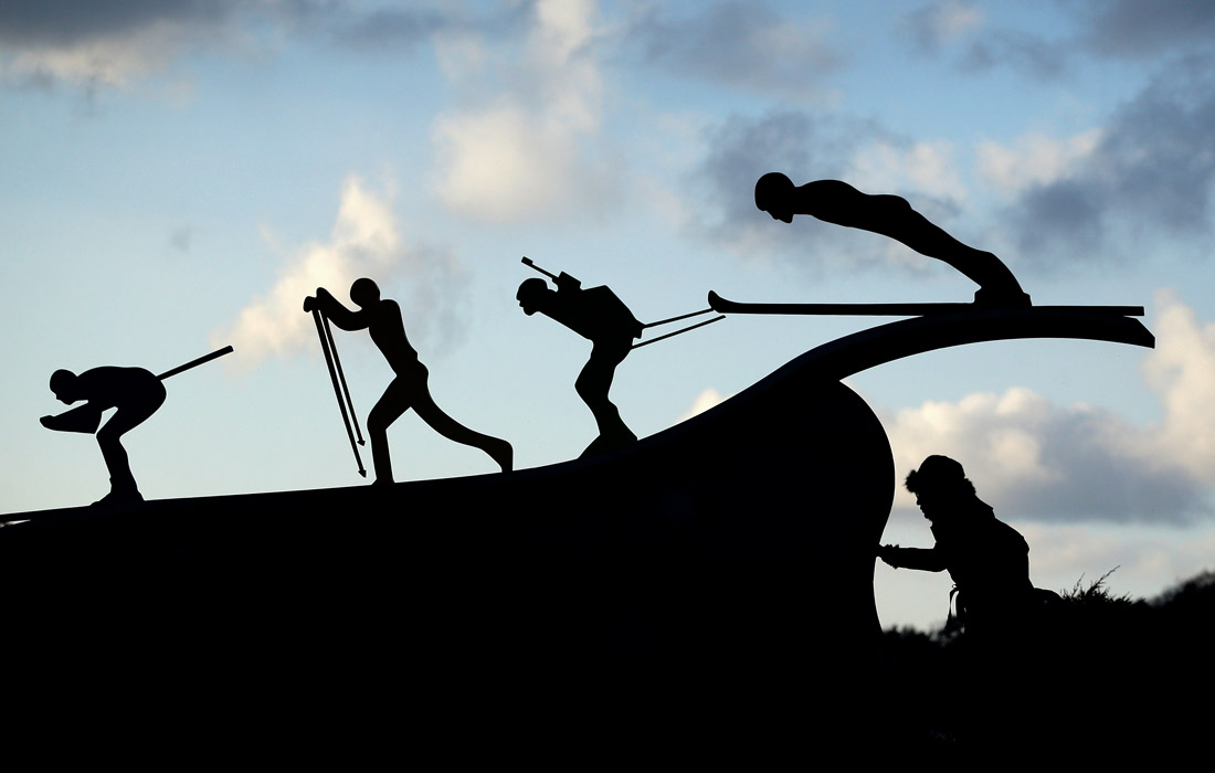 Скульптура лыжников на территории горнолыжного курорта "Альпензия"