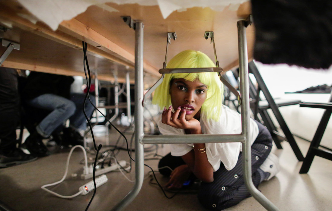 Яркую коллекцию осень-зима 2018 представил бренд Jeremy Scott на Неделе моды в Нью-Йорке