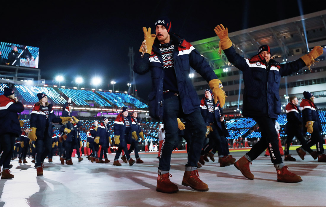 Спортсмены американской команды приветствуют стадион