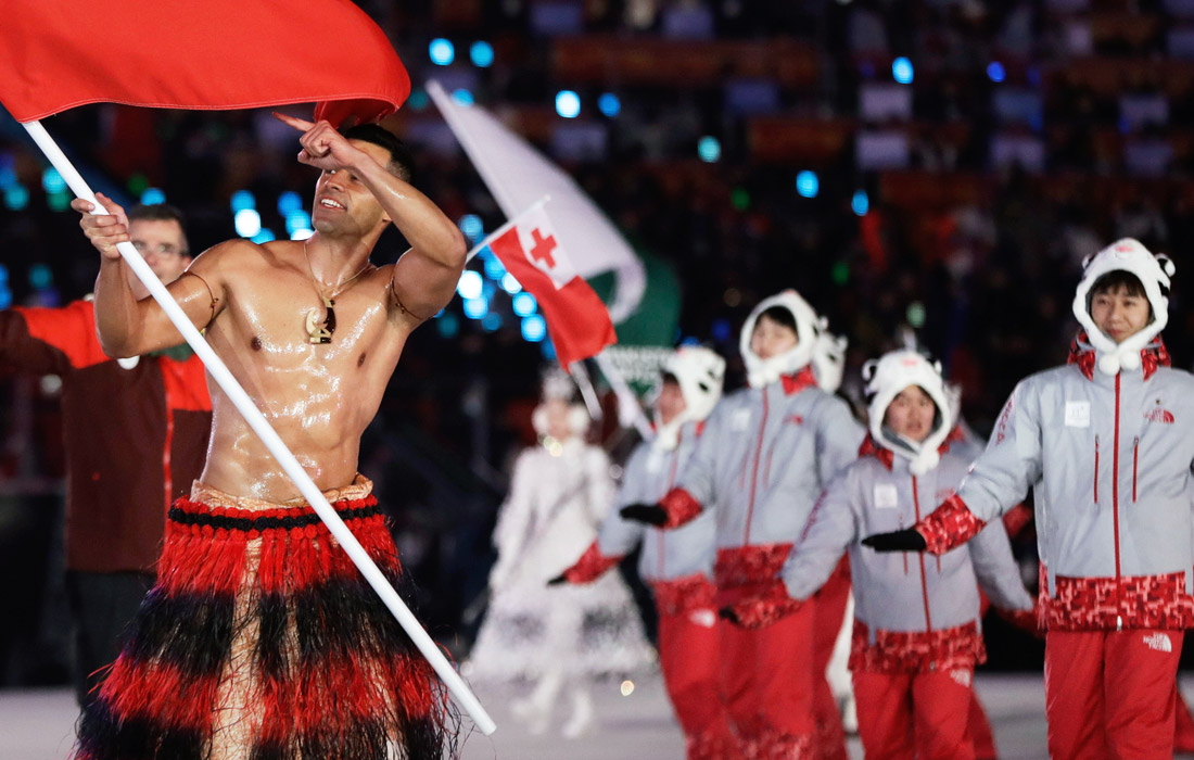 Атлет из Тонга Пита Тауфатофуа несет флаг своей страны на церемонии открытия Олимпиады