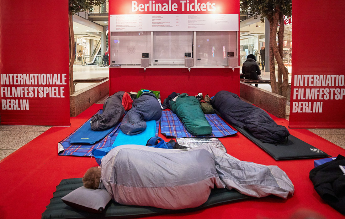 В Берлине желающие попасть на показы 68-го международного кинофестиваля разбили мини-лагерь перед главными кассами в торговом центре на Потсдамской площади. Берлинале-2018 пройдет с 15 по 25 февраля. Более 25 российских компаний представят свои проекты международным закупщикам на стенде Роскино.