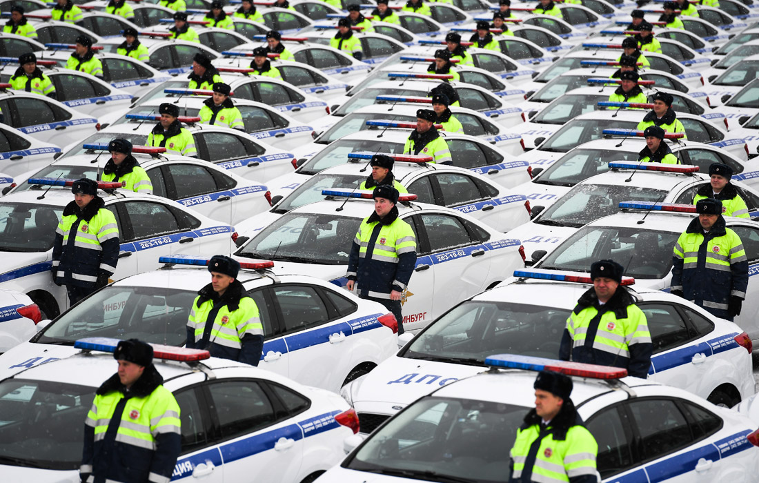 В Екатеринбурге прошла передача более 200 новых автомобилей полиции