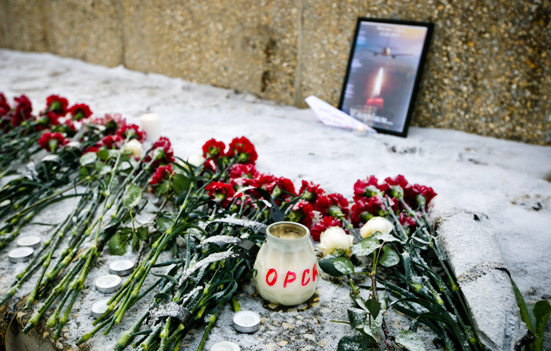 Жители Оренбурга несут цветы к памятнику Чкалову в память о погибших в авиакатастрофе Ан-148. Пассажирский самолет "Саратовских авиалиний" потерпел крушение в воскресенье 11 февраля после вылета из московского аэропорта "Домодедово" в Орск. На борту находился 71 человек - 65 пассажиров и шесть членов экипажа.