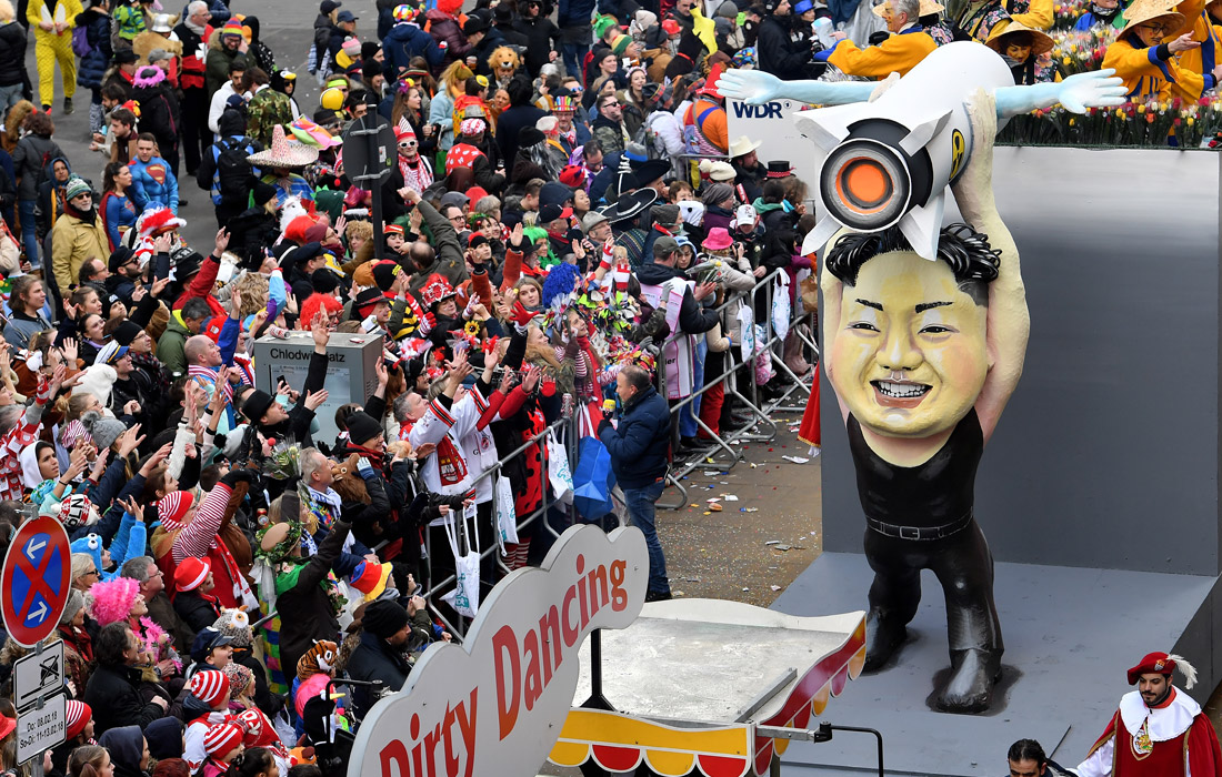 В Кёльне прошел ежегодный карнавал Розенмонтаг ("Розовый понедельник"). На центральные улицы города выехали платформы с гигантскими куклами из папье-маше, высмеивающие немецких и мировых политиков.