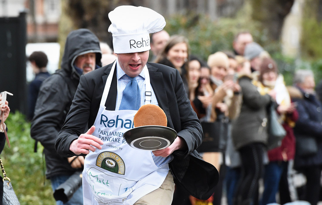 В Лондоне состоялась ежегодная парламентская блинная гонка, в которой приняли участие известные английские политики и журналисты. Участники во время преодоления дистанции на ходу должны были подбросить и поймать свои блины как минимум трижды. Полученные от соревнований деньги уйдут на благотворительность.