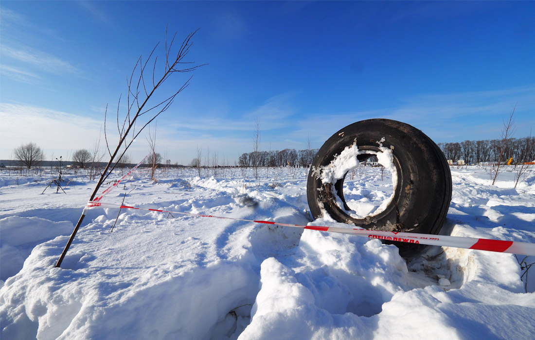 В Подмосковье продолжаются поиски обломков на месте крушения Ан-148. На данный момент на месте катастрофы обнаружено 1580 фрагментов самолета. Пассажирский самолет "Саратовских авиалиний" выполнял рейс № 703 Домодедово - Орск. Он потерпел крушение 11 февраля в Раменском районе Московской области вблизи населенного пункта Степановское. На борту находился 71 человек.