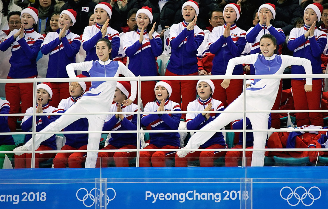 Северокорейские болельщицы на соревнованиях по хоккею среди женщин между Швецией и объединенной командой Северной и Южной Кореи. Команда и в этой игре потерпела поражение со счетом 0:8.