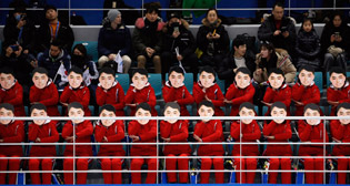 Болельщицы из КНДР в олимпийском Пхенчхане