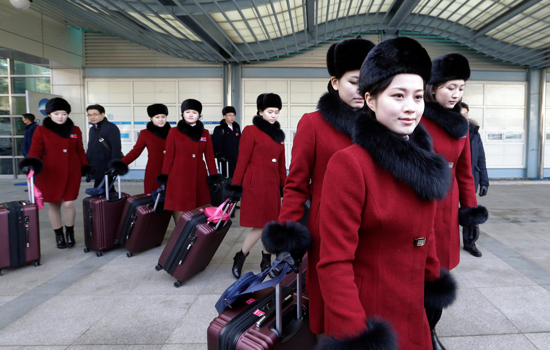 Группа поддержки сборной КНДР на Олимпийских играх прибывает в Южную Корею