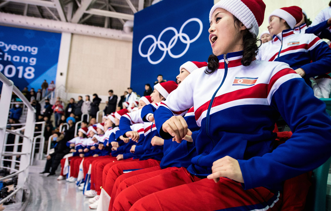 Болельщицы поддерживают спортсменов из КНДР на зимних Олимпийских играх