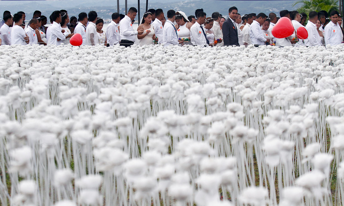 Церемония массового бракосочетания на Филиппинах в День всех влюбленных