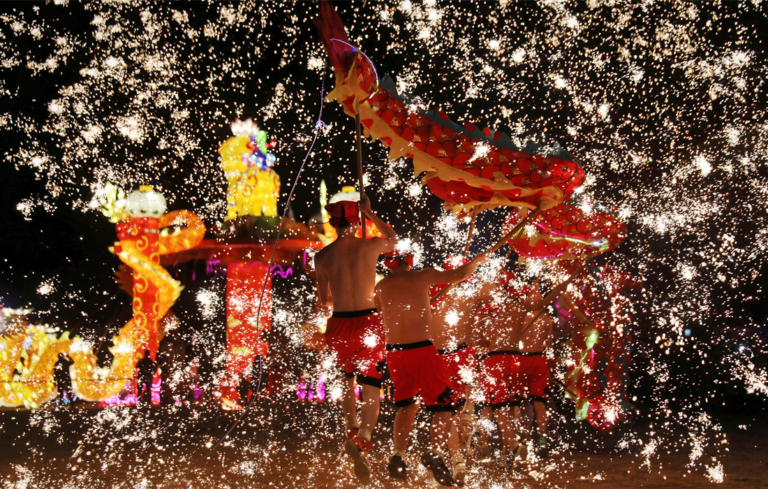 Артисты исполняют традиционный танец огненного дракона в рамках празднования первого дня лунного Нового года в Шанцю, Китай