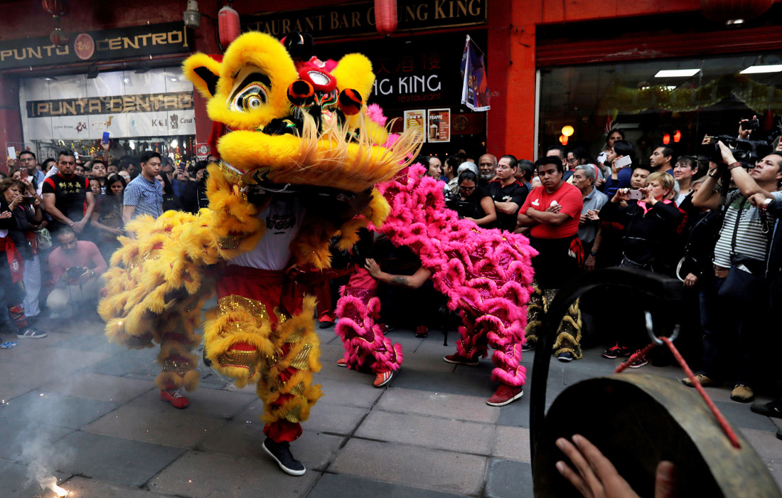 Члены китайской общины в Мехико исполняют танец льва во время празднования китайского Нового года