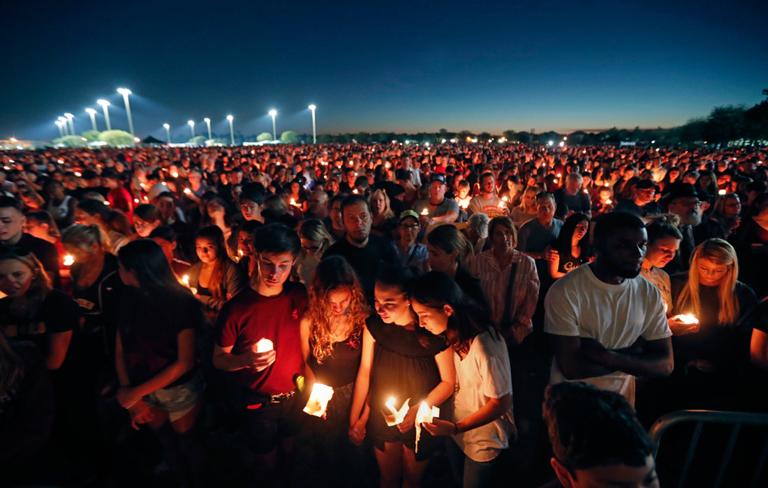 Несколько тысяч человек приняли участие в траурной церемонии в память о жертвах стрельбы в школе американского города Паркленд, которая унесла жизни 17 человек