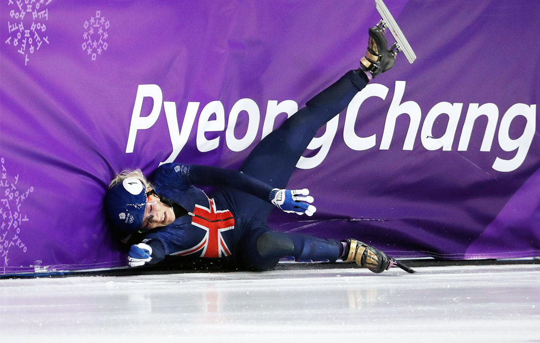 Член женской сборной Великобритании по шорт-треку Элиза Кристи после падения в полуфинальном заезде на 1500 м среди женщин