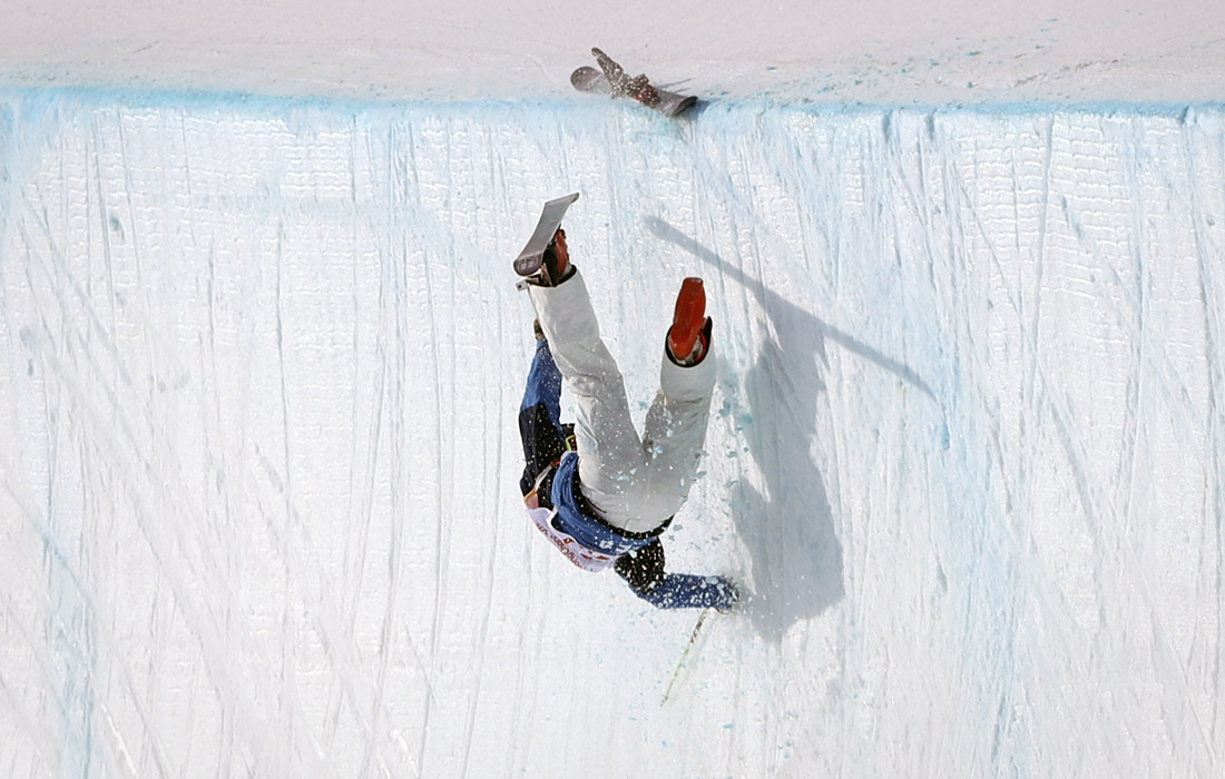 Атлет из Южной Кореи Ли Кан-бок во время тренировки по лыжному хаф-пайпу