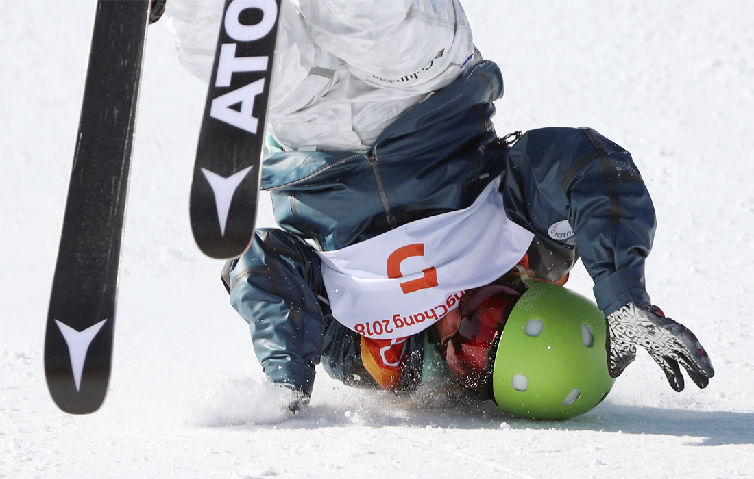 Падение фристайлистки Анастасии Таталиной во время финала соревнований по слоупстайлу