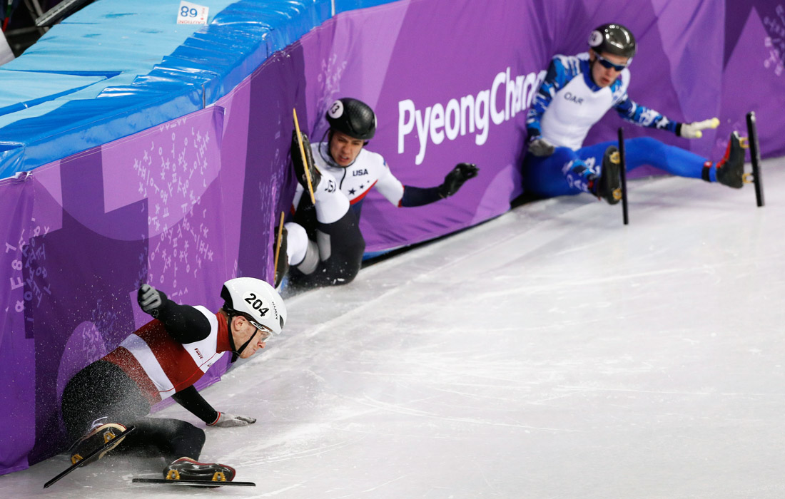 Роберто Пукитис из Латвии (слева), Джон Сельски из США и россиянин Павел Ситников во время забега на 1000 метров