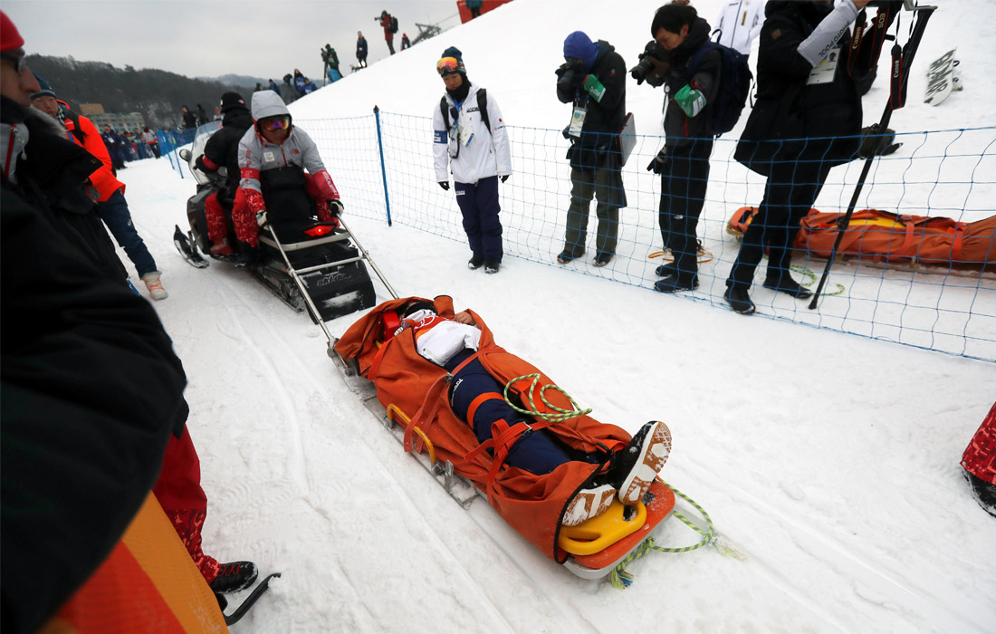 Врачи уносят с соревнований на носилках японского сноубордиста Юто Тоцука после его падения в финале соревнований в хаф-пайпе