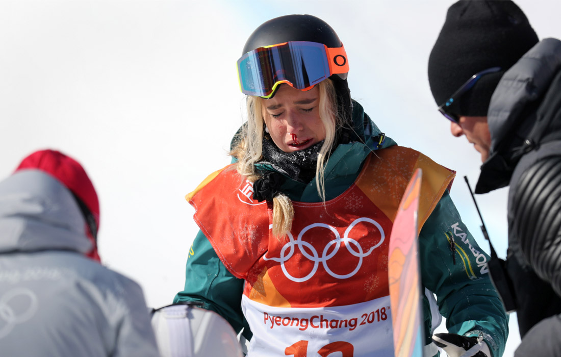 Австралийская сноубордистка Эмили Артур после падения во время исполнения трюка в хаф-пайпе