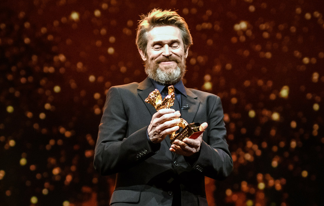 Американский актер Уиллем Дефо получил почетного "Золотого медведя" Берлинского кинофестиваля. Дефо принимал участие в более чем 100 кинопроектах. Он стал известен благодаря роли сержанта армии США Элайаса Гродина в фильме "Взвод". Среди других его картин - "Тень вампира", "Не пойман - не вор", "Отель "Гранд Будапешт" и трилогия о Человеке-пауке.