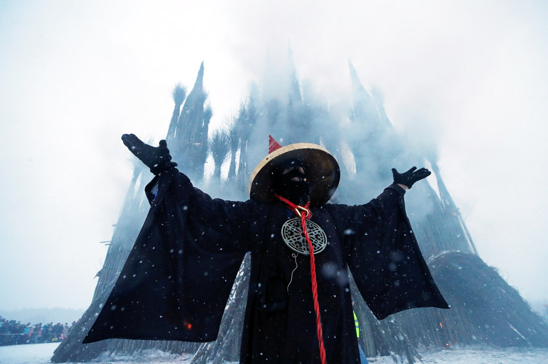 Сожжение арт-объекта "Пламенеющая готика" во время масленичных гуляний в арт-парке "Никола-Ленивец" в Калужской области