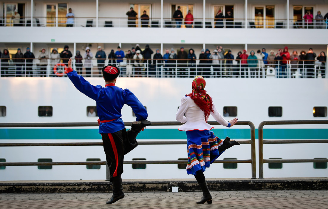 В Приморском крае начался круизный сезон. К берегам Владивостока пришвартовался первый в этом году круизный лайнер Amadea. Столица Приморья встретила иностранных туристов ярким выступлением артистов.