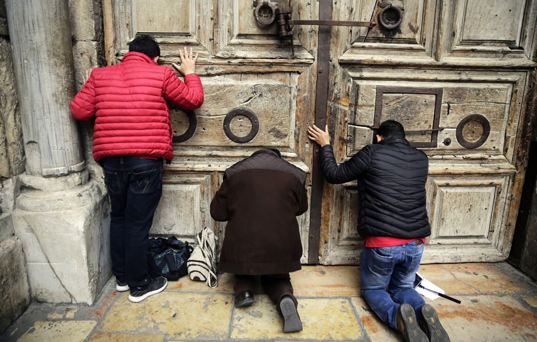 На протяжении двух дней доступ в одну из главных христианских святынь - Храм гроба Господня - закрыт в знак протеста церкви против налоговой политики властей Иерусалима. Храм гроба Господня каждый год привлекает несколько сотен тысяч паломников, а также туристов из разных стран. Вход в церковь закрыт впервые с 1948 года.