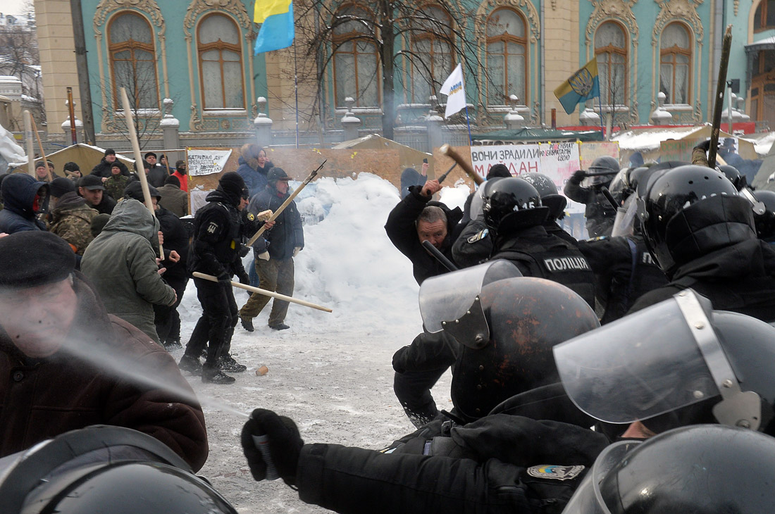 В беспорядках у здания Верховной рады в Киеве пострадали 13 полицейских
