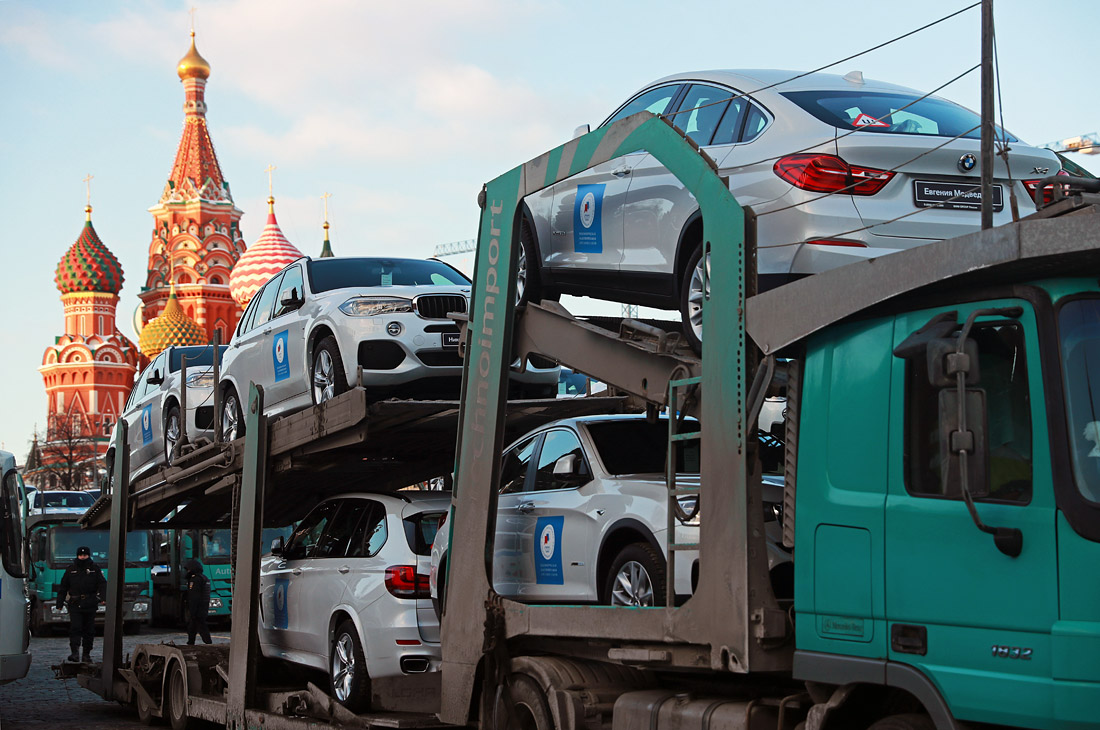 Автомобили, подготовленные для награждения российских спортсменов - призеров Олимпийских игр в Южной Корее