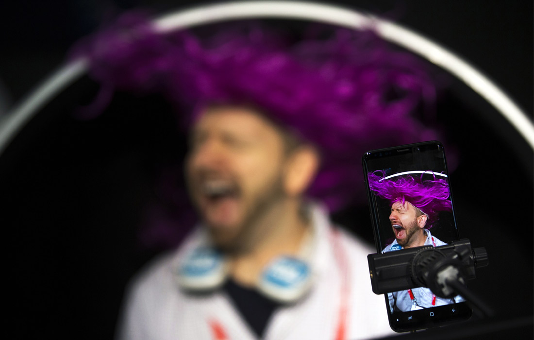 Одно из новшеств Galaxy S9 - функция записи замедленного видео, которую успели протестировать посетители выставки. Новинка от Samsung предоставляет возможность снимать видео с частотой 960 кадров в секунду.