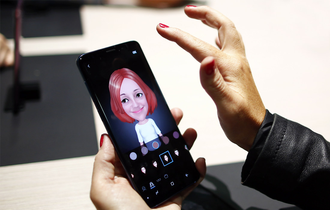 Samsung представила новый смартфон Galaxy S9. Чтобы конкурировать на рынке с iPhone X, новый аппарат оснастили улучшенной камерой и возможностями дополненной реальности. Он выйдет в двух версиях: S9 с диагональю 5,9 дюйма и S9+ с диагональю 6,2 дюйма. Как и предыдущая модель, S9 почти полностью избавлен от рамок вокруг дисплея.