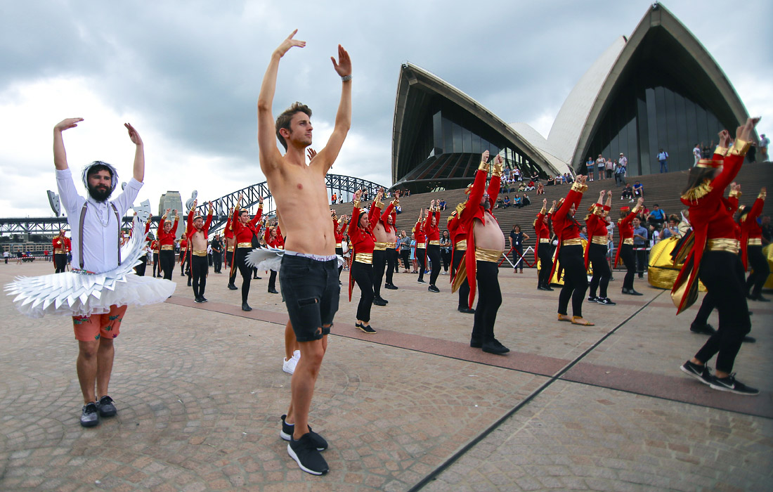 Сотрудники Сиднейского оперного театра готовятся к выступлению на ежегодном ЛГБТ параде Марди Гра, который пройдет в Сиднее 3 марта