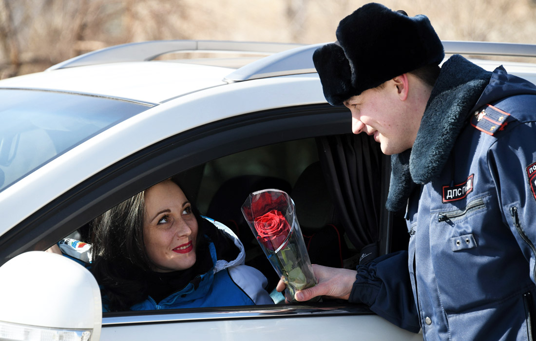В Чите стартовала ежегодная акция "Праздничный патруль - цветы для автоледи", приуроченная к празднованию Международного женского дня