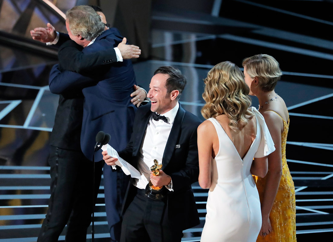 Продюсер Дэн Коган и режиссер Брайан Фогель, получившие награду за "Лучший документальный полнометражный фильм" за работу в фильме о допинге "Икар"