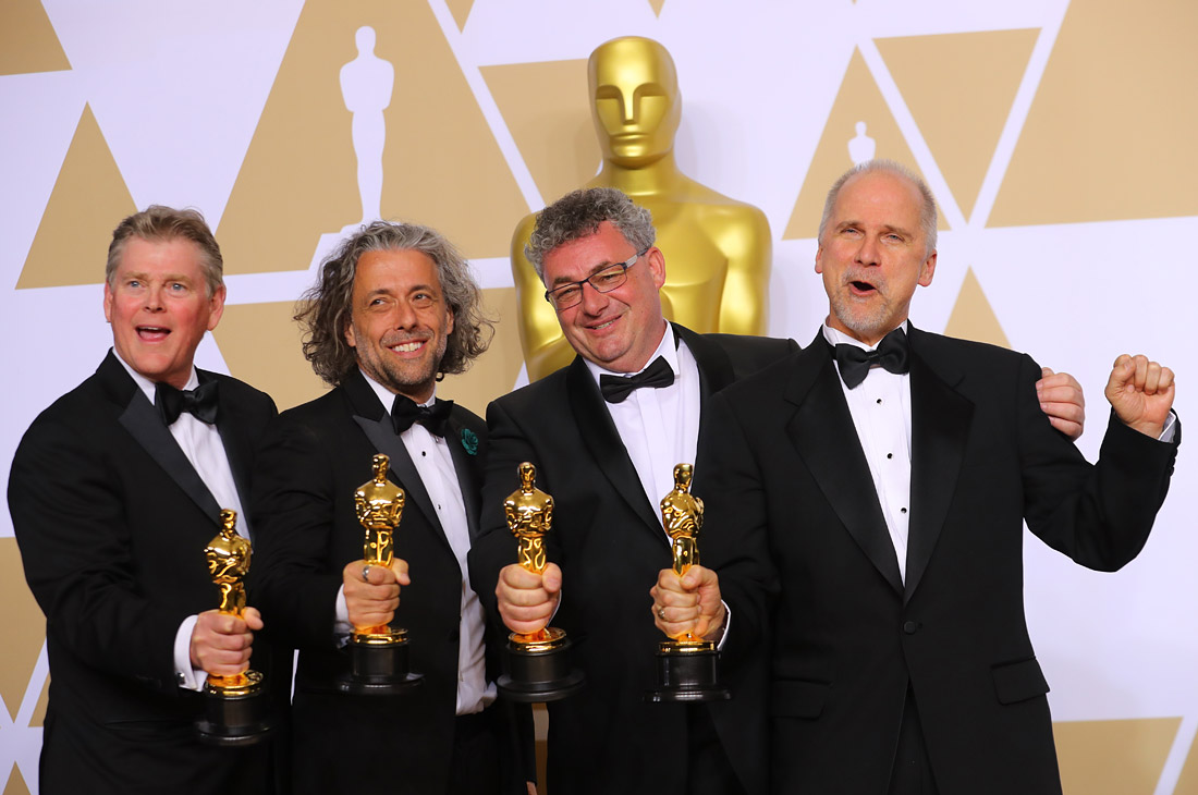 Ричард Гувер, Пол Ламберт, Герд Нефцер и Джон Нельсон (слева направо), с наградами за "Лучшие визуальные эффекты" в фильме "Бегущий по лезвию 2049"