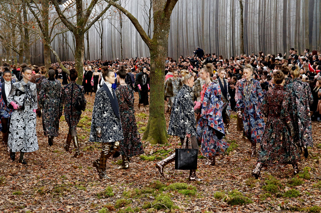 Показ немецкого дизайнера Карла Лагерфельда в рамках недели моды в Париже